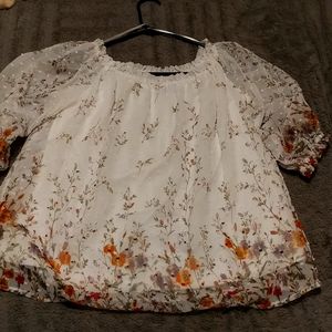 Feminine flower lace top.